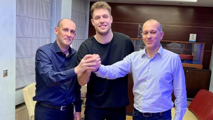 Ο Σάσα Βεζένκοφ με τους Παναγιώτη και Γιώργο Αγγελόπουλο / Φωτογραφία: olympiacosbc.gr/el