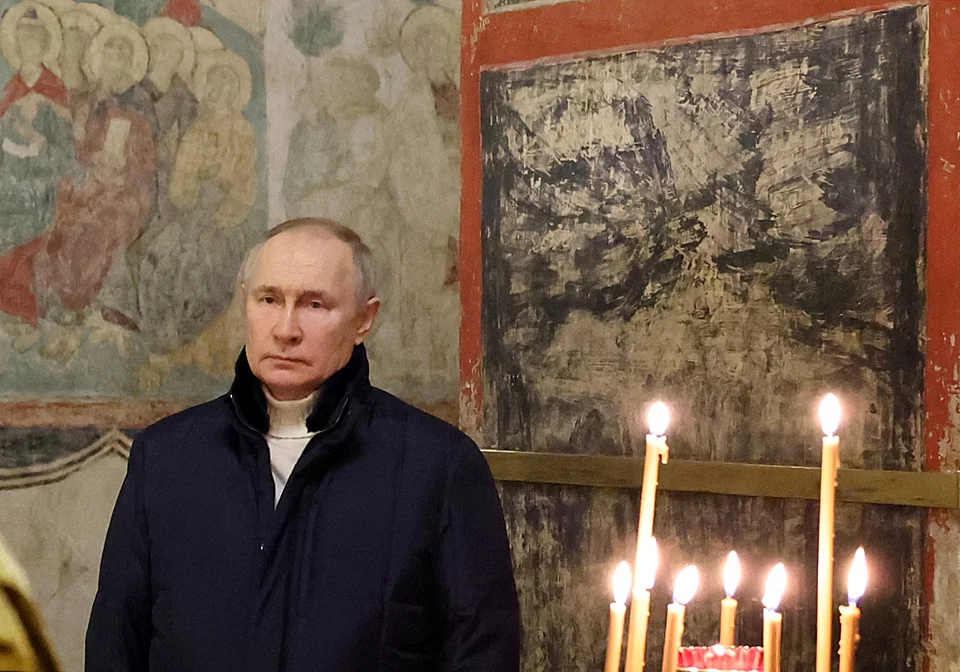 Ο Πούτιν δίπλα σε κεριά σε εκκλησία