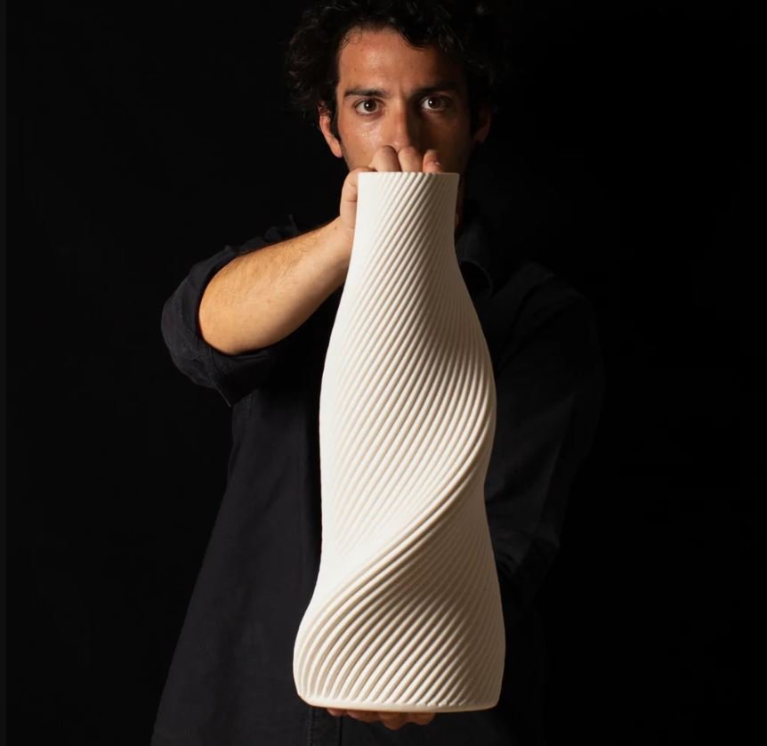 Ο Γιάννης Βογδάνης με μια δημιουργία του