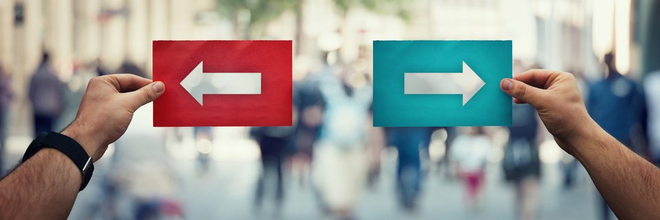 Χέρια κρατούν βελάκια που δείχνουν δεξιά και αριστερά