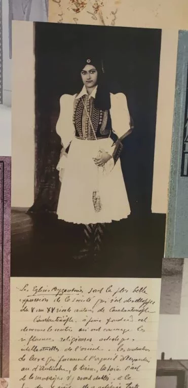 Η γυναίκα του, Ιουλία, φορώντας μια από τις στολές που σχεδίασε ο Παρθένης για τους Εύζωνες / iefimerida