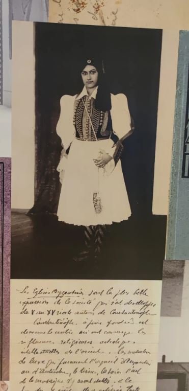 Η γυναίκα του, Ιουλία, φορώντας μια από τις στολές που σχεδίασε ο Παρθένης για τους Εύζωνες / iefimerida