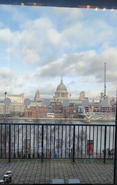 H θέα πάνω από τον Τάμεση, από τον τέταρτο όροφο της Tate Modern