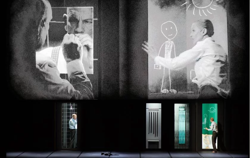 Πάνω η ασπρόμαυρη οθόνη. Κάτω η σκηνική δράση