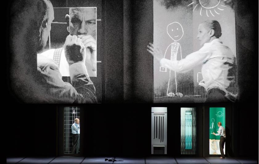 Πάνω η ασπρόμαυρη οθόνη. Κάτω η σκηνική δράση