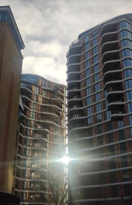 Οι δίδυμες πολυκατοικίες πίσω από την Τate Modern