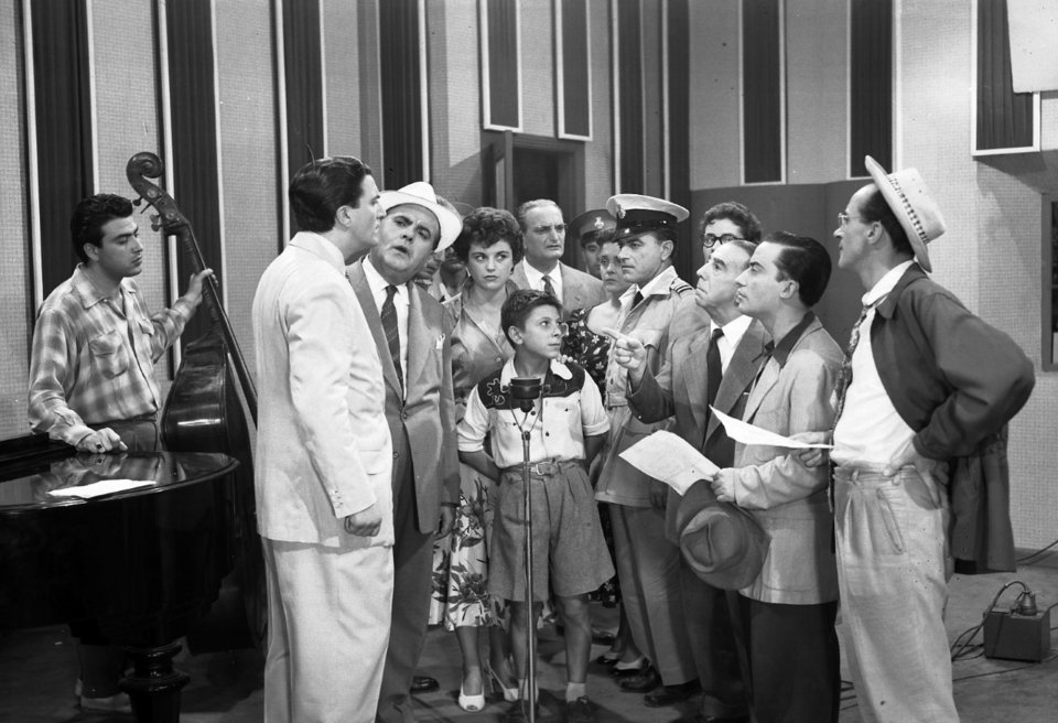 ΧΑΡΟΥΜΕΝΟ ΞΕΚΙΝΗΜΑ (1953), με τον δημοφιλή εκφωνητή του ραδιοφώνου Γιώργο Οικονομίδη
