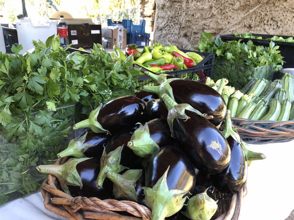 Φρέσκα λαχανικά κόβονται και πηγαίνουν στους πελάτες του νησιού, σε σπίτια και εστιατόρια.