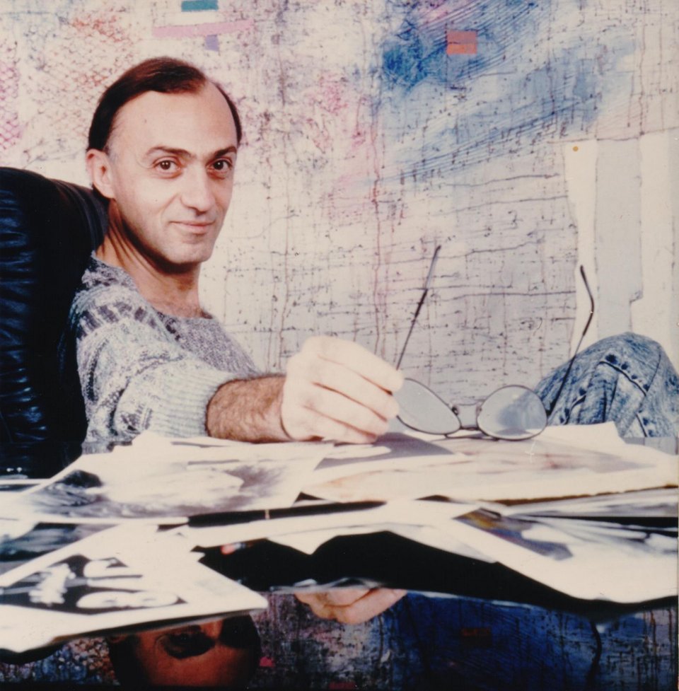 Ο Νίκος Μαστοράκης στο γραφείο του στο Λος Άντζελες