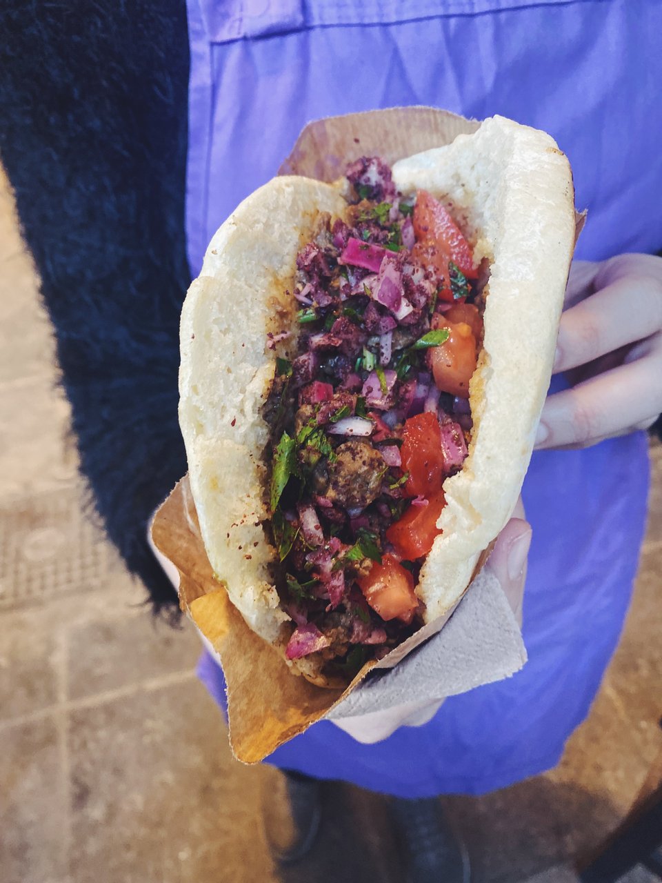 To ταντούνι-εκμέκ, ένα σάντουιτς σε χειροποίητο ζυμωτό ψωμί με κεμπάπ σόγιας / Φωτογραφία: Μάνος Λειβαδάρος/iefimerida