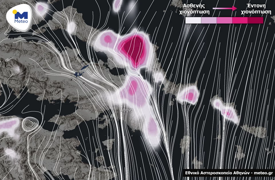 Ομάδα Χαρτών. Η εκτιμώμενη ένταση των χιονοπτώσεων (μωβ αποχρώσεις) και το αντίστοιχο πεδίο ροής ανέμων (λευκές γραμμές) στην Ανατολική Στερεά, στην Εύβοια και στη Βορειοανατολική Πελοπόννησο για τις πρώτες βραδινές ώρες της Δευτέρας 06/02 (πάνω) και τις μεταμεσονύκτιες ώρες της Τρίτης 07/02, όπως υπολογίζεται από το αριθμητικό μοντέλο υψηλής ανάλυσης πρόγνωσης καιρού του Εθνικού Αστεροσκοπείου Αθηνών / Meteo.gr. 