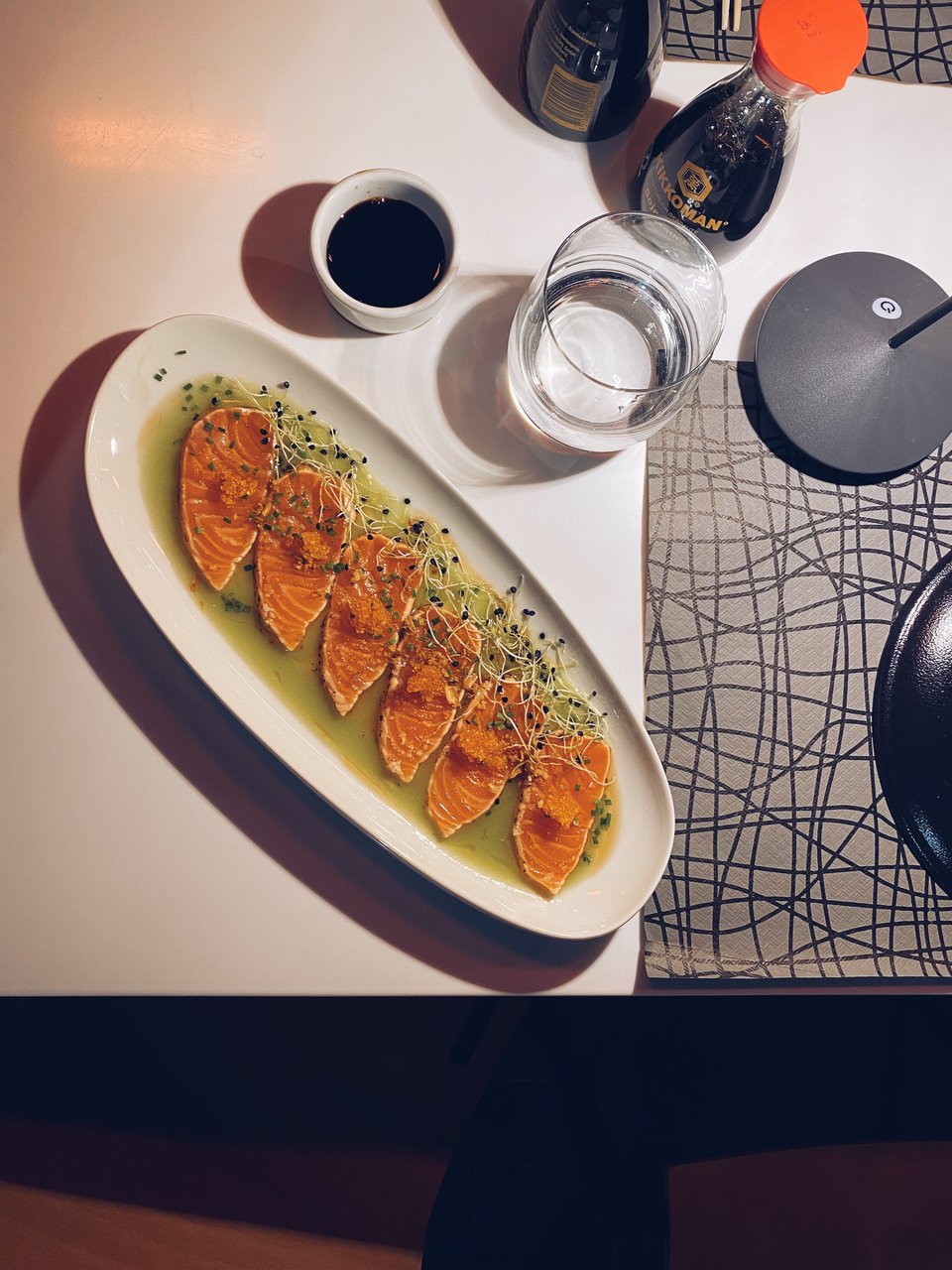 Salmon Tataki / Φωτογραφία: Μάνος Λειβαδάρος / iefimerida