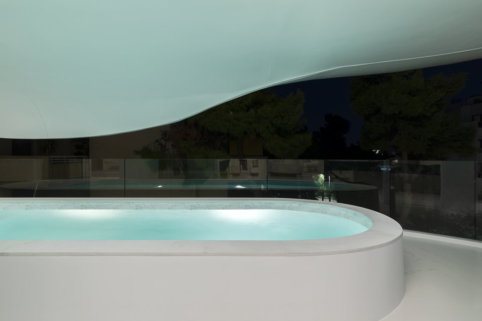 Τα μπαλκόνια με τις κυματιστές οροφές διαθέτουν πισίνα ή τεχνητή λίμνη / Φωτογραφία: Voumvakis Architecture Photography / Courtesy of 314 Architecture Studio