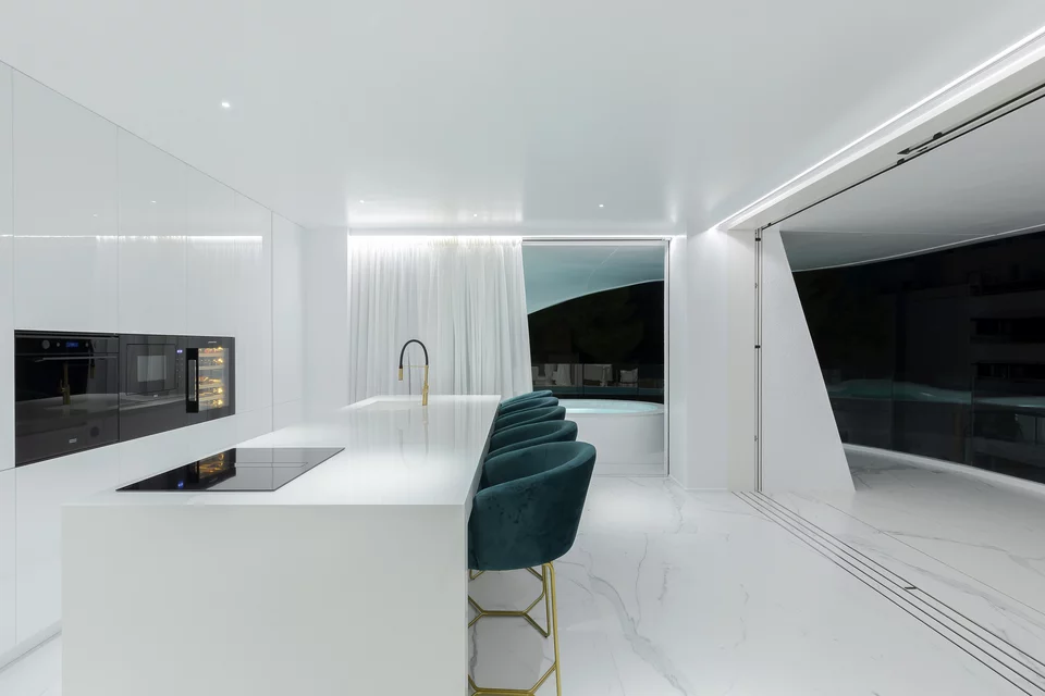 Οι minimal λευκές κουζίνες μοιάζουν με μοντέρνες γκαλερί όπου εκτίθενται design αντικείμενα σαν γλυπτά  / Φωτογραφία: Voumvakis Architecture Photography / Courtesy of 314 Architecture Studio