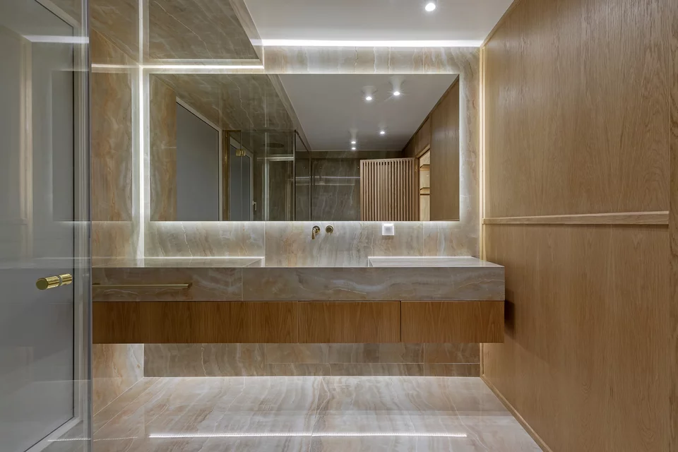 Τα πολυτελή μπάνια είναι επενδυμένα με με πλακάκια Carrara Statuario και ξύλο βελανιδιάς / Φωτογραφία: Voumvakis Architecture Photography / Courtesy of 314 Architecture Studio