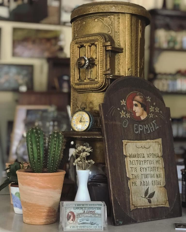 Παλιά αντικείμενα συνυπάρχουν με καινούργια στο καφενείο του 1800 / Φωτογραφία: ErmisMytilini/facebook