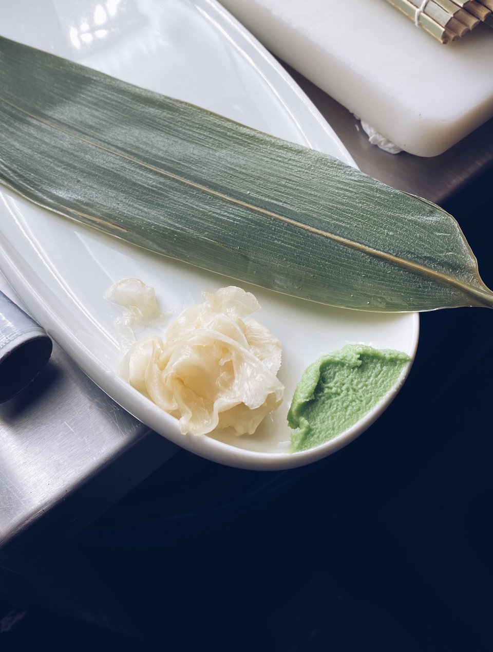 Τα πιάτα έχουν ωραίο στήσιμο, τα sushi rolls σερβίρονται πάνω σε φύλλα από ασιατικά φυτά  / Φωτογραφία: Μάνος Λειβαδάρος / iefimerida