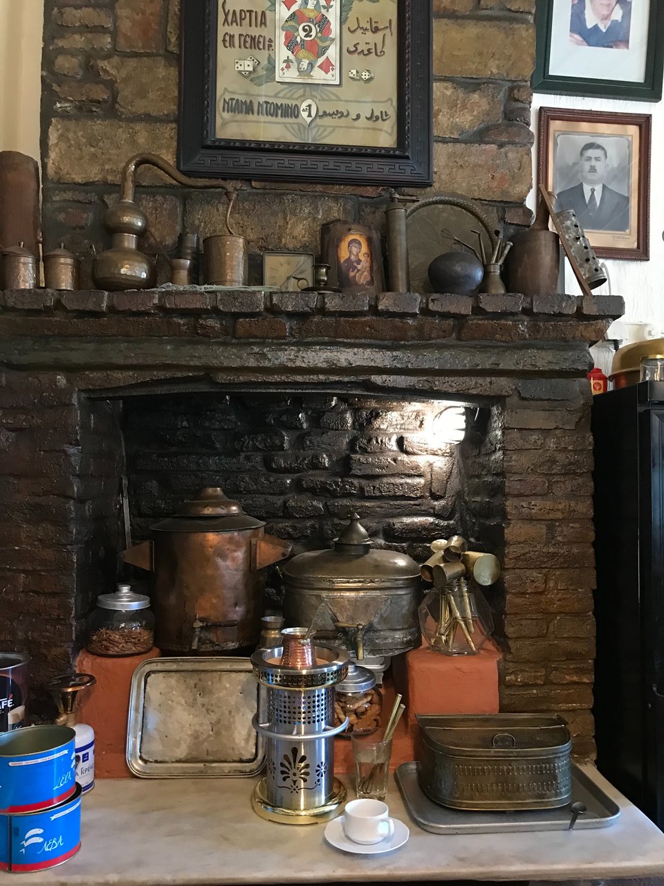 Παλιά σκεύη του μικρασιατικού καφενείου «Ο Ερμής» στο Αλί Αγά διατηρούνται έως τις μέρες μας, μαζί με παλιές φωτογραφίες και λοιπά κειμήλια της οικογένειας Σπανουδάκη / Φωτογραφία: Ευγενική παραχώρηση από το «Καφενείον Ο Ερμής»
