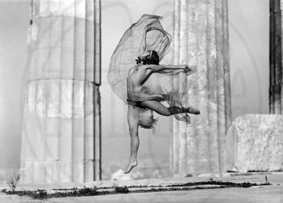 Η ρωσίδα χορεύτρια Elizaveta "Lila" Nikolska στον Παρθενώνα. Αθήνα, Νοέμβριος 1930. Έλλη Σεραϊδάρη-Σουγιουλτζόγλου (Nelly's) / © Μουσείο Μπενάκη / Φωτογραφικά Αρχεία