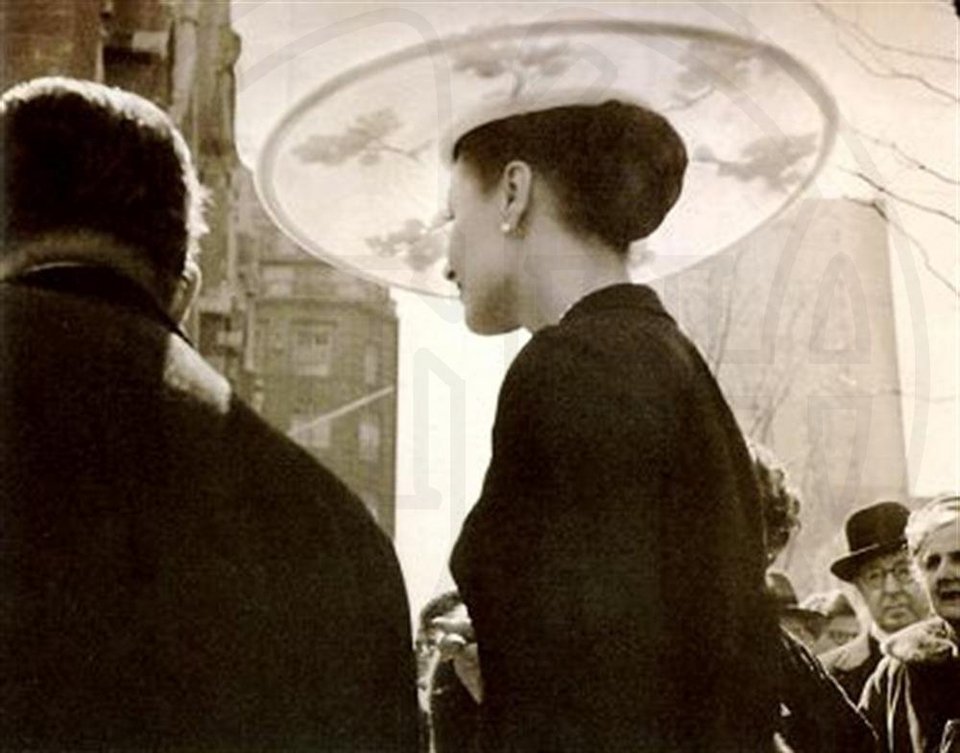 Νεοϋορκέζοι, από τη σειρά "Easter Parade" Νέα Υόρκη, 1953 Έλλη Σεραϊδάρη-Σουγιουλτζόγλου (Nelly's) / Φωτογραφικό αρχείο Μουσείο Μπενάκη / © Μουσείο Μπενάκη / Φωτογραφικά Αρχεία