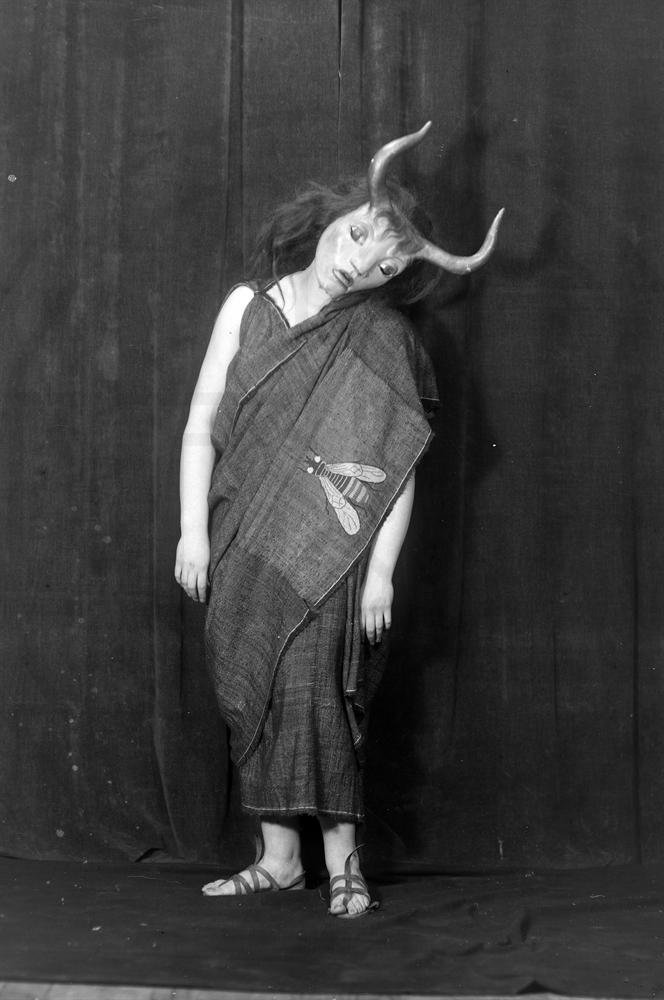 Δελφικές Γιορτές, η Ιώ από τον Προμηθέα Δεσμώτη. Δελφοί 1930 Έλλη Σεραϊδάρη-Σουγιουλτζόγλου (Nelly's)  Tα ρούχα τα είχε υφάνει η ίδια η Σικελιανού / © Μουσείο Μπενάκη / Φωτογραφικά Αρχεία