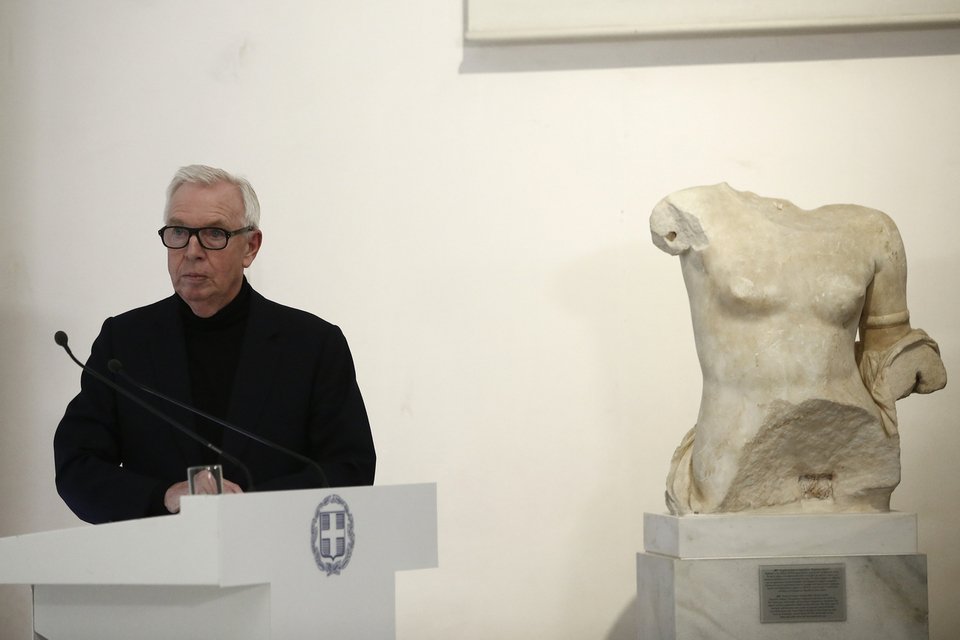 Ο αρχιτέκτονας David Chipperfield μιλάει στην εκδήλωση παρουσίασης του αρχιτεκτονικού προσχεδίου για την επέκταση και αναβάθμιση του Εθνικού Αρχαιολογικού Μουσείου-Φωτογραφία: ΑΠΕ-ΜΠΕ/ΓΙΑΝΝΗΣ ΚΟΛΕΣΙΔΗΣ