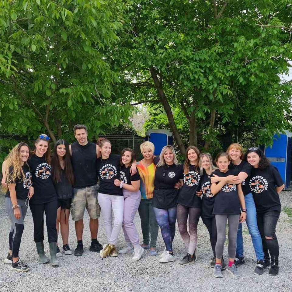 Οι εθελοντές στο κυνοκομείο της Σπάρτης σε μια από τις ημέρες υιοθεσίας για τα σπαρτιατάκια τον περασμένο Μάιο.