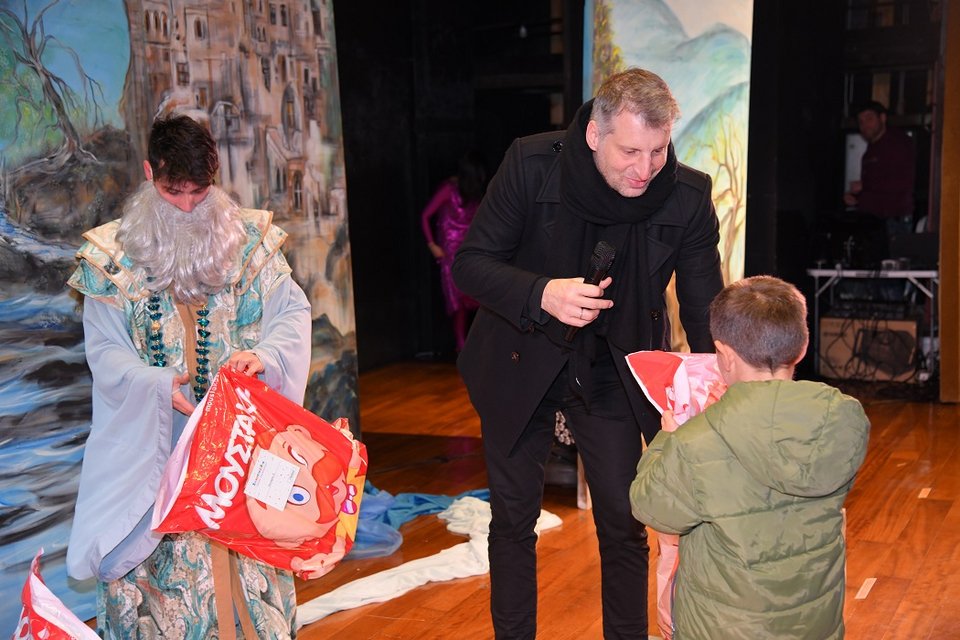 Ο Θοδωρής Παπαλουκάς παραδίδει δώρα στα παιδιά 