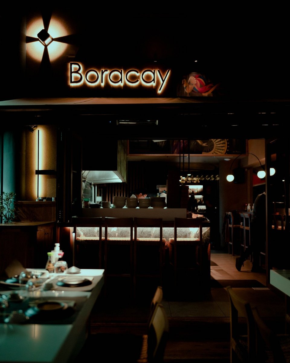 O ατμοσφαιρικός χώρος του Boracay στη Γλυφάδα, με τα τραπεζάκια στο πεζοδρόμιο / Φωτογραφία: boracaygr / Instagram