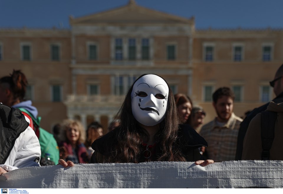 Συγκέντρωση διαμαρτυρίας καλλιτεχνών μπροστά απο την Βουλή/Φωτογραφία ΚΑΜΣΗΣ ΔΗΜΟΣΘΕΝΗΣ ΙΝTIME NEWS