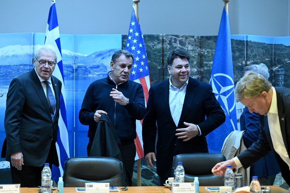O Νίκος Παναγιωτόπουλος μαζί με τον αρχηγό ΓΕΕΘΑ Κωνσταντίνο Φλώρο και τον Αμερικανό πρέσβη Τζορτζ Τσούνη σε συνάντηση με αντιπροσωπεία της Βουλής των ΗΠΑ στην Σούδα / Φωτογραφία: Intime