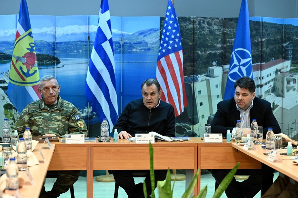 O Νίκος Παναγιωτόπουλος μαζί με τον αρχηγό ΓΕΕΘΑ Κωνσταντίνο Φλώρο και τον Αμερικανό πρέσβη Τζορτζ Τσούνη σε συνάντηση με αντιπροσωπεία της Βουλής των ΗΠΑ στη Σούδα / Φωτογραφία: Intime