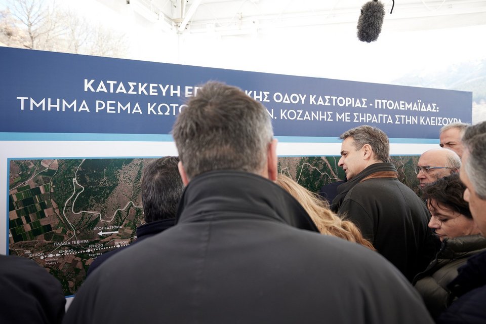 Ο Πρωθυπουργός Κυριάκος Μητσοτάκης επισκέφθηκε σήμερα το πρωί την Καστοριά, τον πρώτο σταθμό στην περιοδεία που πραγματοποιεί στην Περιφέρεια Δυτικής Μακεδονίας