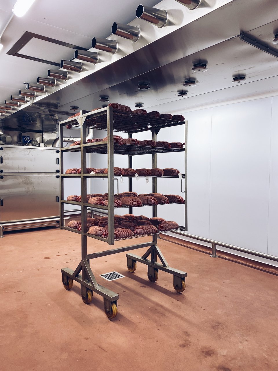 Μπήκαμε στην αίθουσα όπου γίνεται η αργή ωρίμαση των αλλαντικών της Metameat.