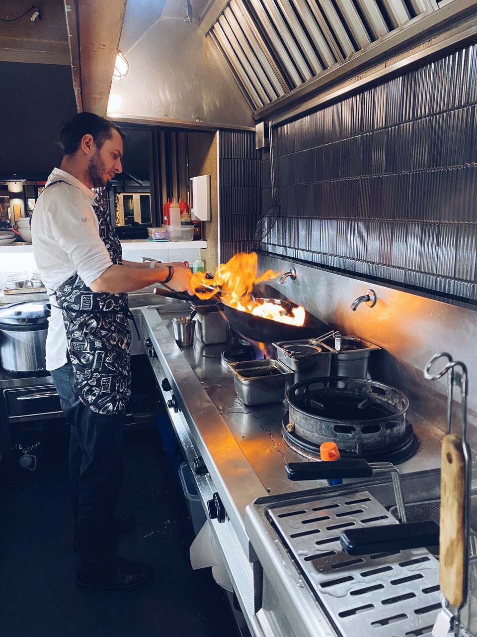 H φαντασία και τα wok παίρνουν φωτιά στην κουζίνα του Boracay / Φωτογραφία: Μάνος Λειβαδάρος / iefimerida