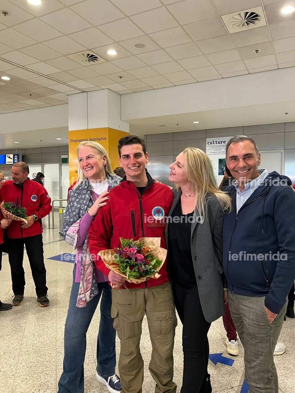 Η υποδοχή από την οικογένειά του στο αεροδρόμιο