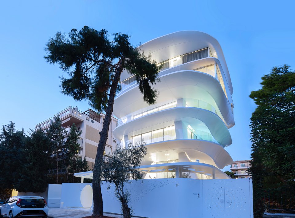 Μια τυπική γειτονιά της Γλυφάδας απέκτησε ένα φουτουριστικό κτίσμα που εντυπωσιάζει με τη μοναδική αρχιτεκτονική του / Φωτογραφία: Voumvakis Architecture Photography / Courtesy of 314 Architecture Studio