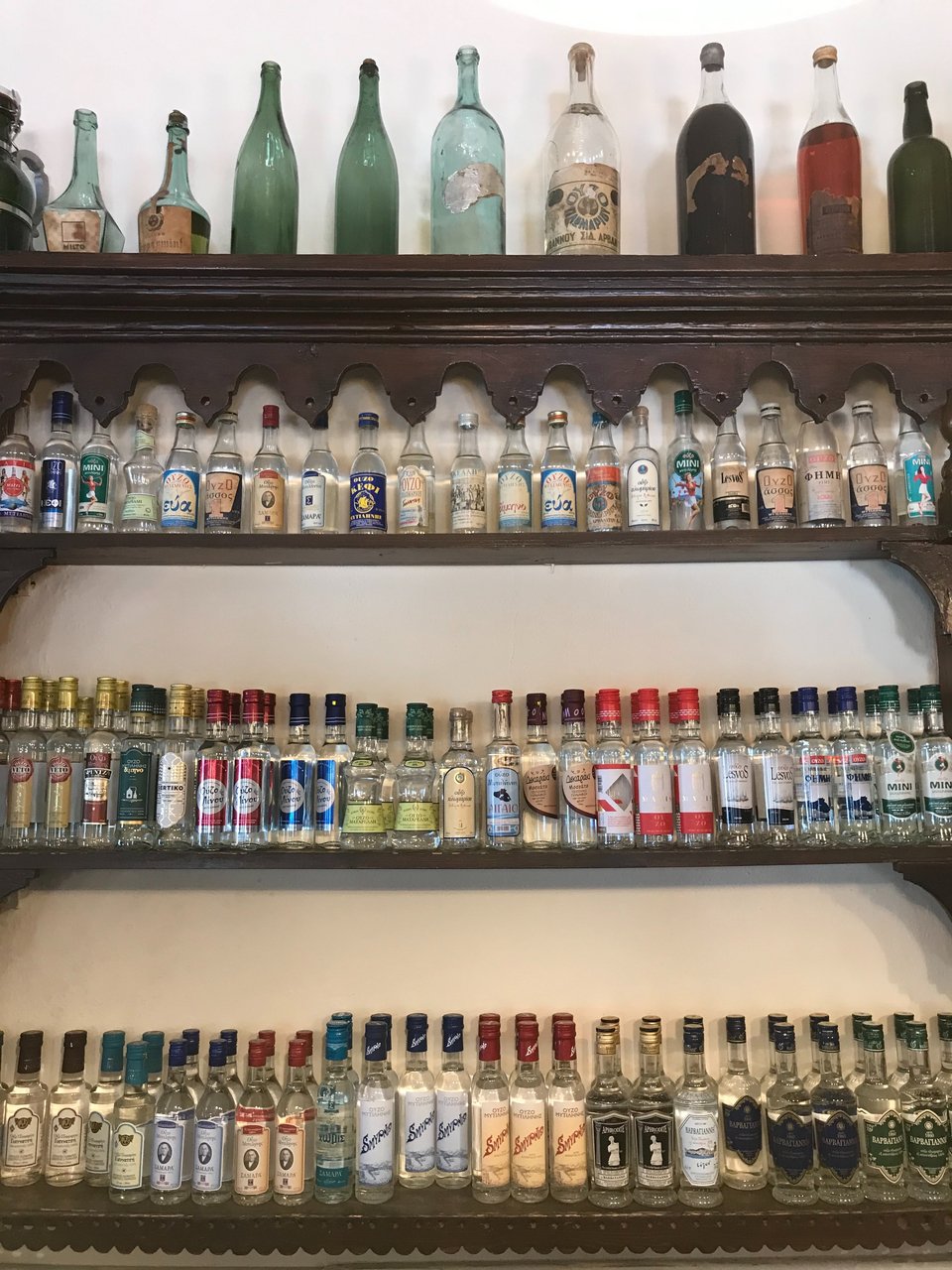 Η κάβα με τα παλιά και νέα μπουκάλια ούζου / Φωτογραφία: Ευγενική παραχώρηση από το «Καφενείον Ο Ερμής»