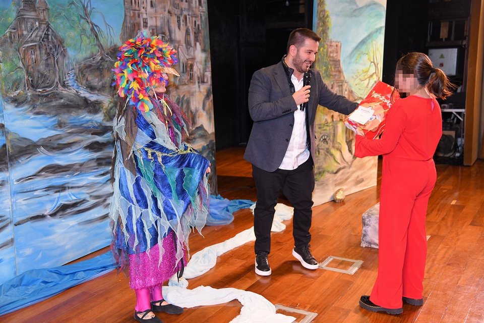 Ο Παναγής Τζωρτζάτος παραδίδει δώρα στα παιδιά 