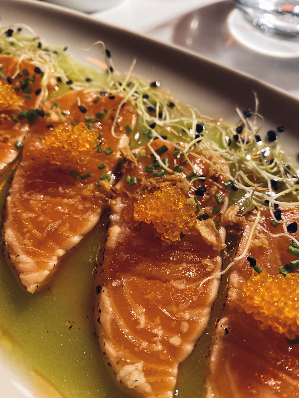 Ένα πολύ νόστιμο ορεκτικό: το Salmon Tataki, από τα πιο ωραία πιάτα στο Boracay της Γλυφάδας / Φωτογραφία: Μάνος Λειβαδάρος / iefimerida