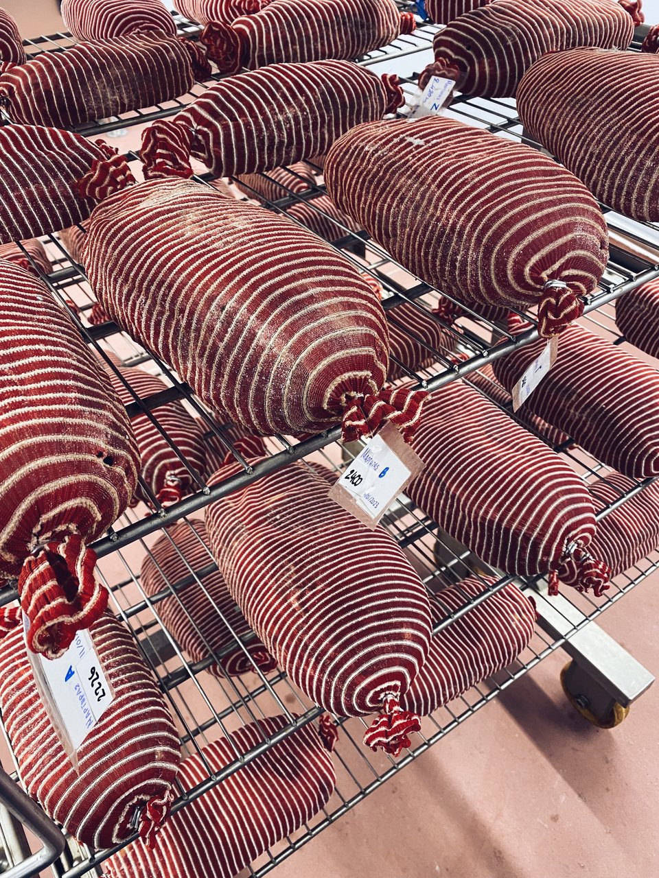 Tα αλλαντικά της Metameat μέσα στην αίθουσα αργής ωρίμανσης. 