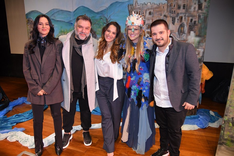 Η Ζενεβιέβ Μαζαρί, ο Γρηγόρης Αρναούτογλου, η Ελιάνα Χρυσικοπούλου, η Σάρα Εσκενάζη και ο Παναγής Τζωρτζάτος, οι οποίοι συμμετείχαν στην πρωτοβουλία Ευχοστολίδια του ΟΠΑΠ 