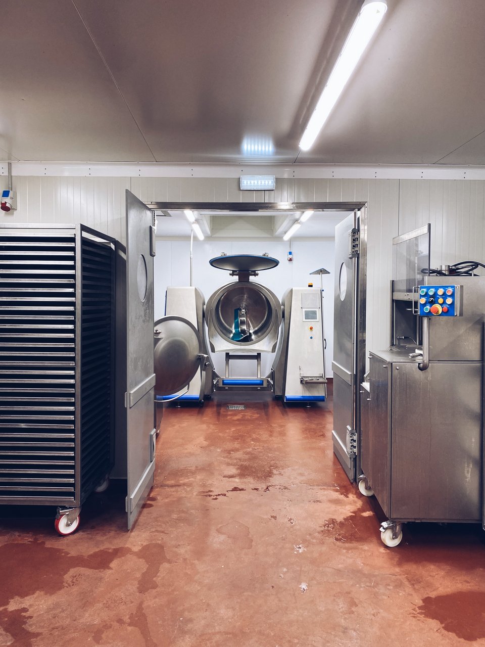 Το hi-tech εργαστήριο είναι πλήρως εξοπλισμένο με μηχανήματα τελευταίας τεχνολογίας.