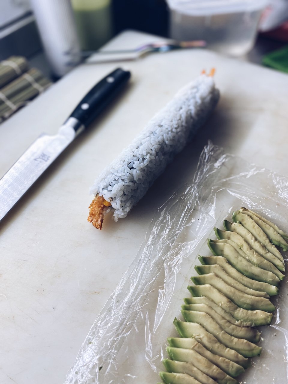 O chef Τριαντάφυλλος Πνευματικός φτιάχνει μπροστά μας sushi rolls / Φωτογραφία: Μάνος Λειβαδάρος / iefimerida