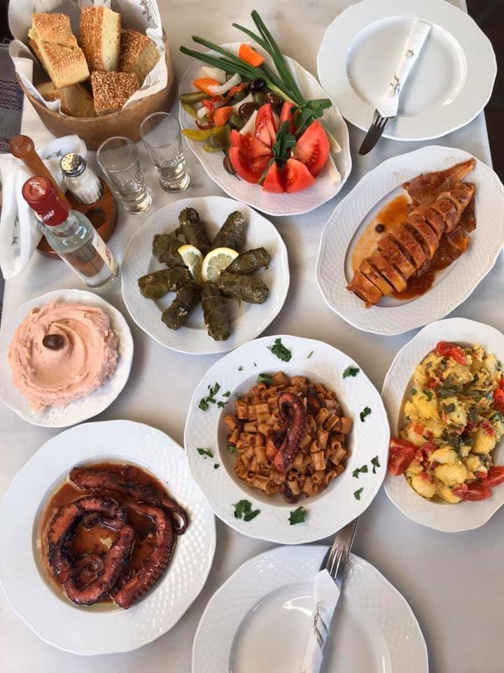 Παραδοσιακά πιάτα της Μυτιλήνης και πολλά θαλασσινά υπάρχουν στο μενού του καφενείου / Φωτογραφία: ErmisMytilini/facebook