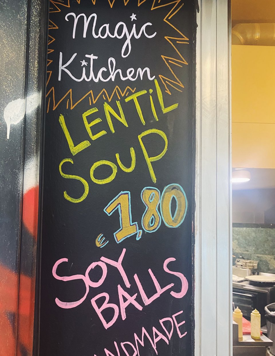 H σούπα από κόκκινες φακές κοστίζει 1,80 ευρώ / Φωτογραφία: Μάνος Λειβαδάρος/iefimerida