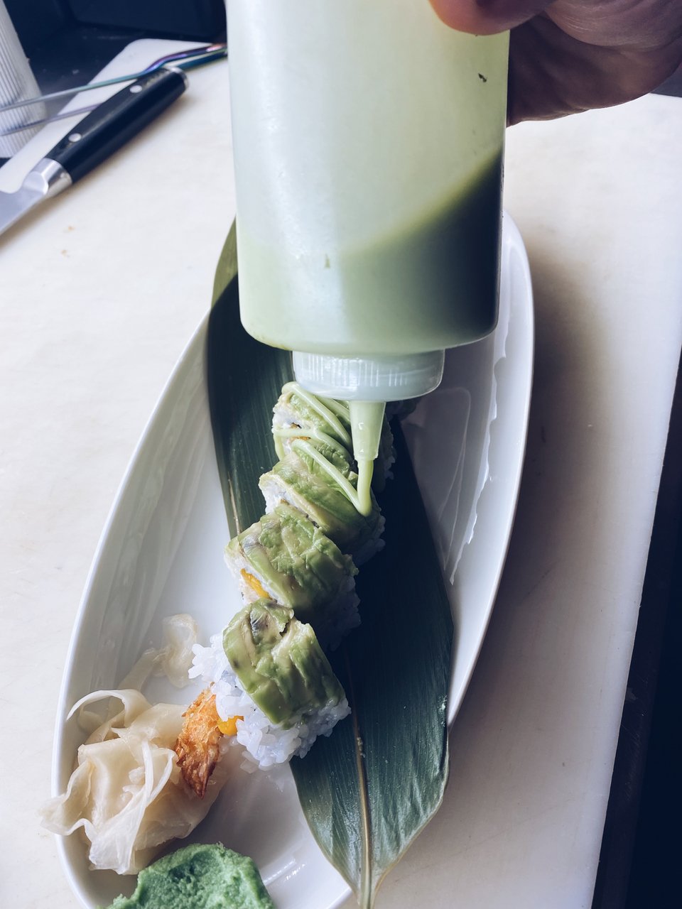 O chef Τριαντάφυλλος Πνευματικός φτιάχνει μπροστά μας sushi rolls / Φωτογραφία: Μάνος Λειβαδάρος / iefimerida