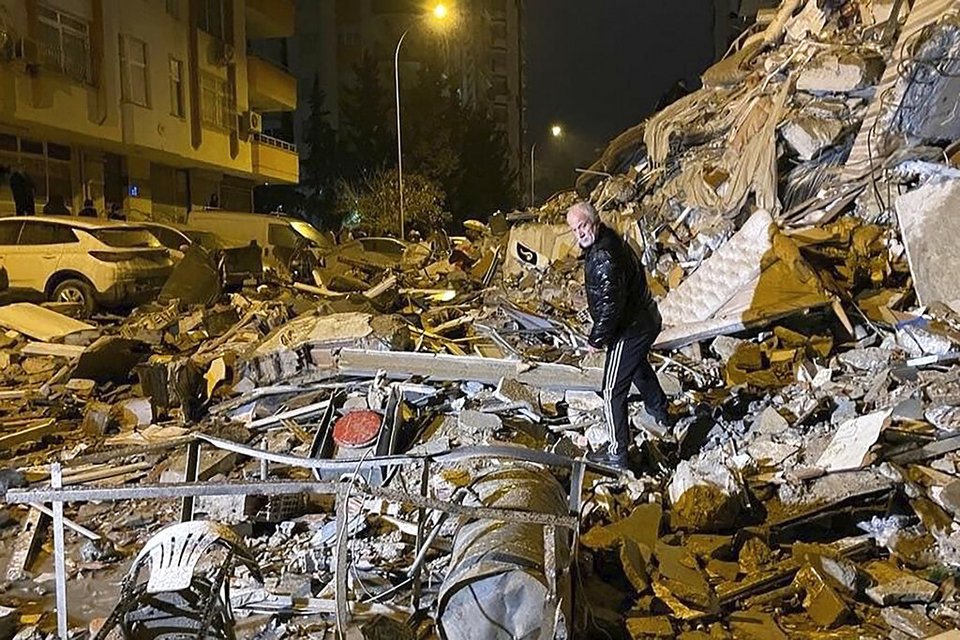 Τουλάχιστον 76 νεκροί από τα 7,8 Ρίχτερ