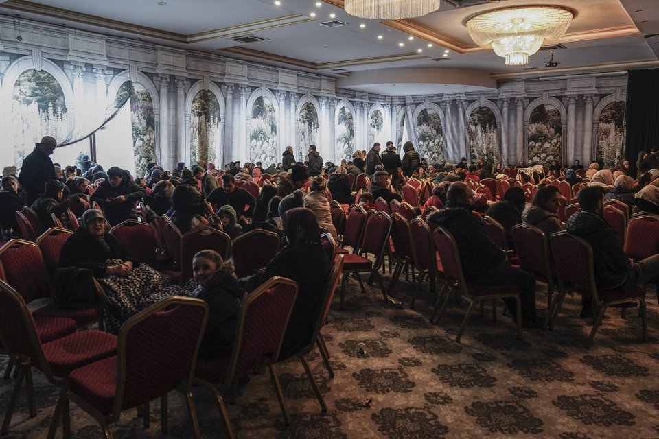 Άνθρωποι συγκεντρώνονται σε καταφύγιο στο Γκαζιαντέπ της Τουρκίας