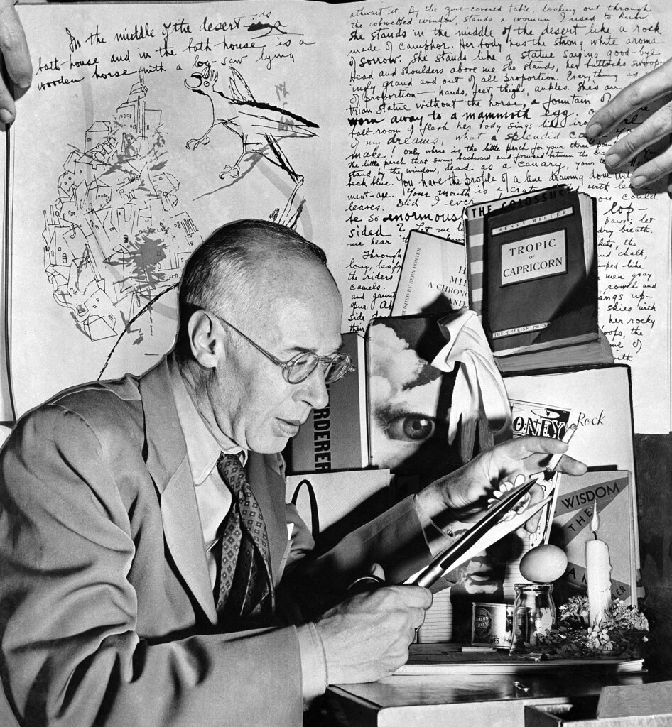 Ο συγγραφέας Henry Miller, στις 16 Δεκεμβρίου 1947, με φόντο το τελευταίο του βιβλίο